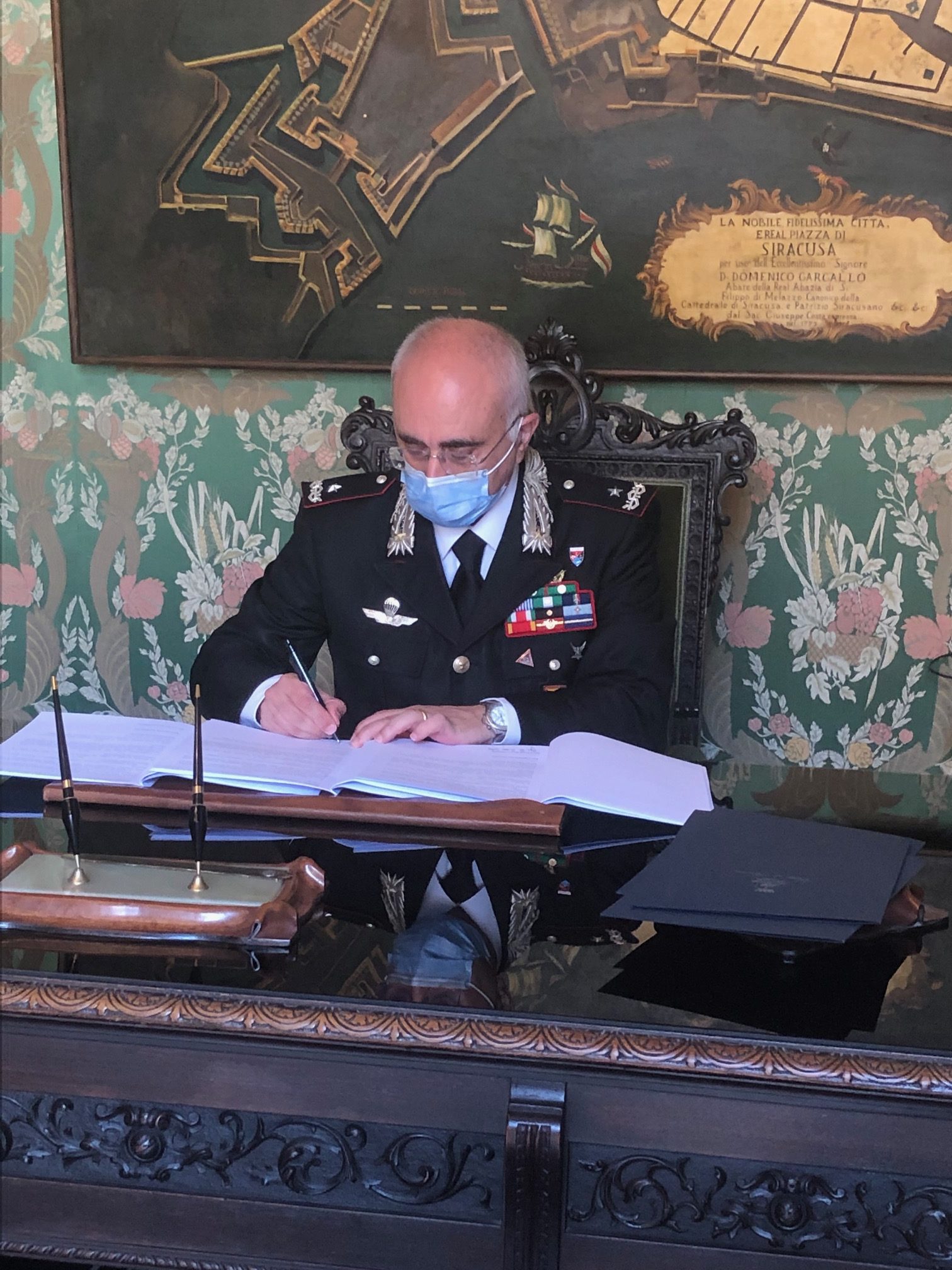 Il generale Castello firma il protocollo attuativo per la realizzazione  della nuova caserma dei Carabinieri alla Pizzuta - Diario 1984 - Notizie  Siracusa Cronaca